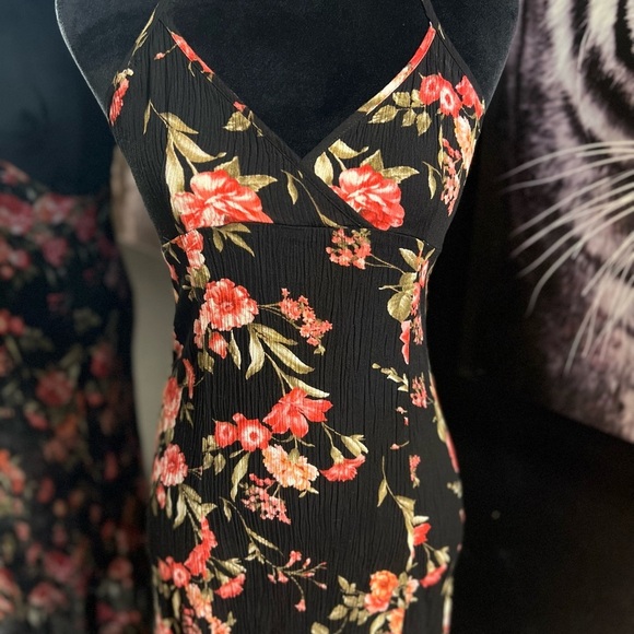 🖤💕EUC- SUPER CUTE FOREVER 21 BLACK HALTER FLORAL DRESS SZ S🖤💕 - Picture 2 of 7
